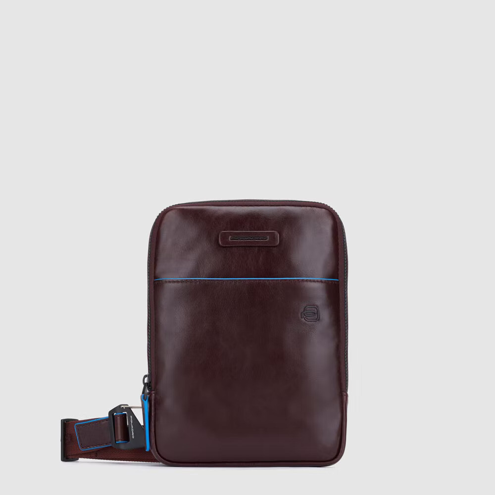 Piquadro.
Borsello porta iPad®mini Blue Square.
Colore: Mogano.