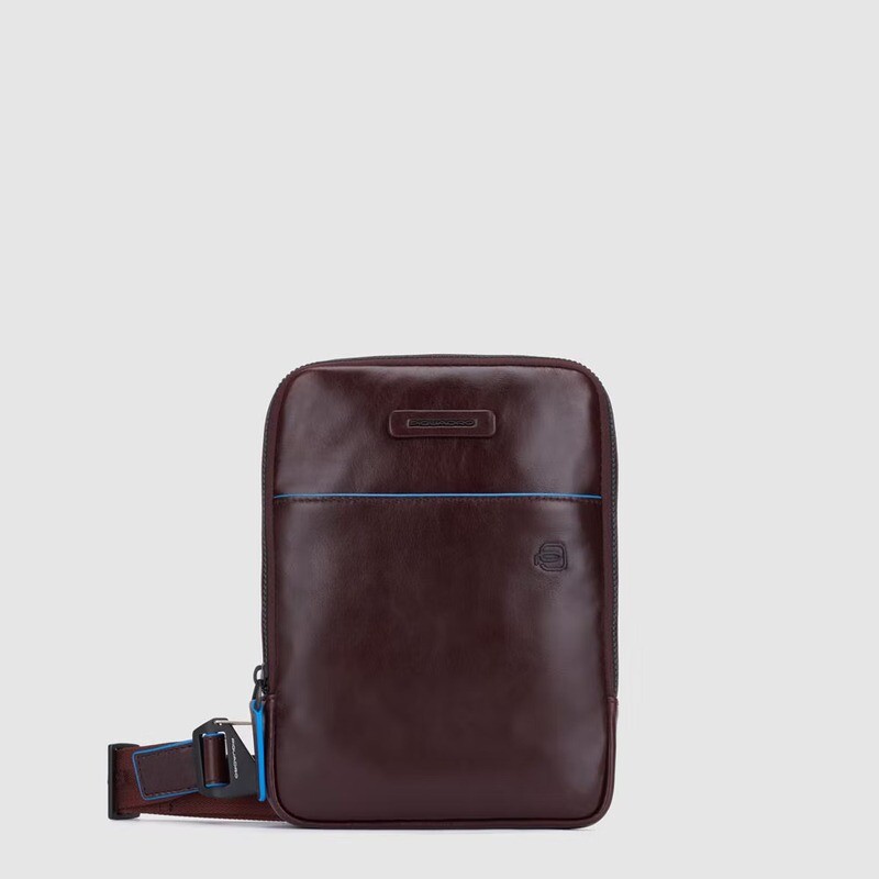 Piquadro.
Borsello porta iPad®mini Blue Square.
Colore: Mogano.
