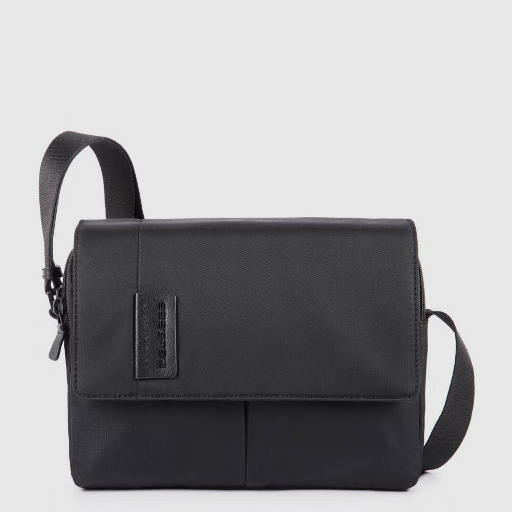 Piquadro.
Messenger piccola porta iPad® P16.
Colore: Chevron Nero.