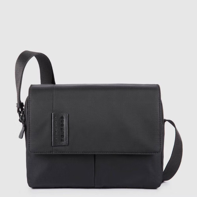 Piquadro.
Messenger piccola porta iPad® P16.
Colore: Chevron Nero.