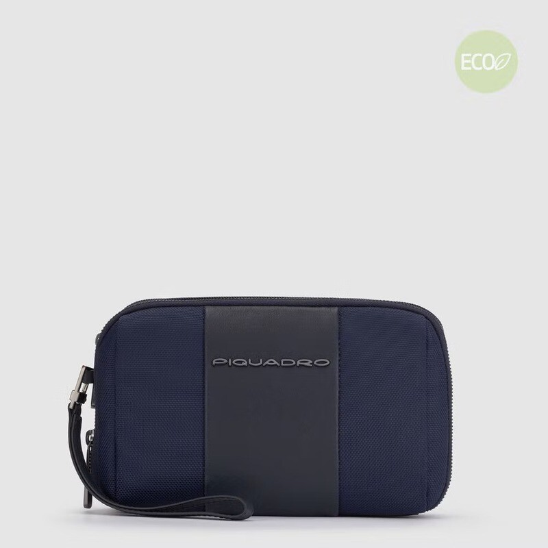 Piquadro.
Pochette a due scomparti in tessuto riciclato Brief 2.
Colore: Blu.