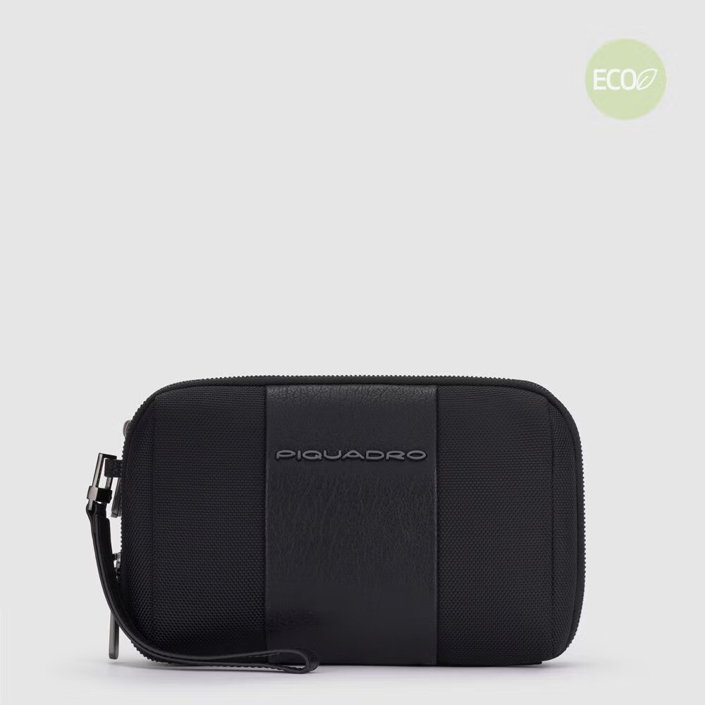 Piquadro.
Pochette a due scomparti in tessuto riciclato Brief 2.
Colore: Nero.