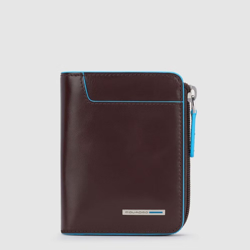 Piquadro.
Portafoglio uomo con zip, porta monete.
Colore: Mogano.