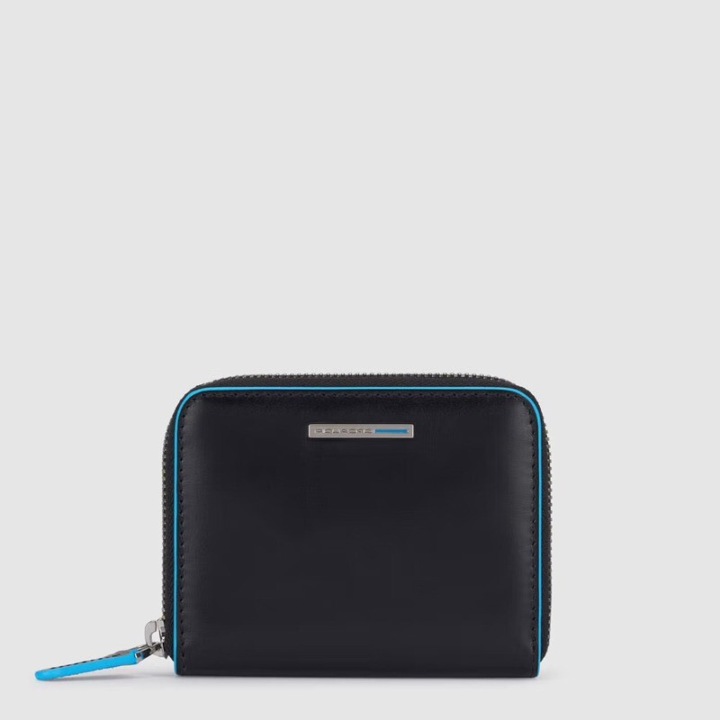 Piquadro.
Portafoglio a soffietto con zip.
Colore: Nero