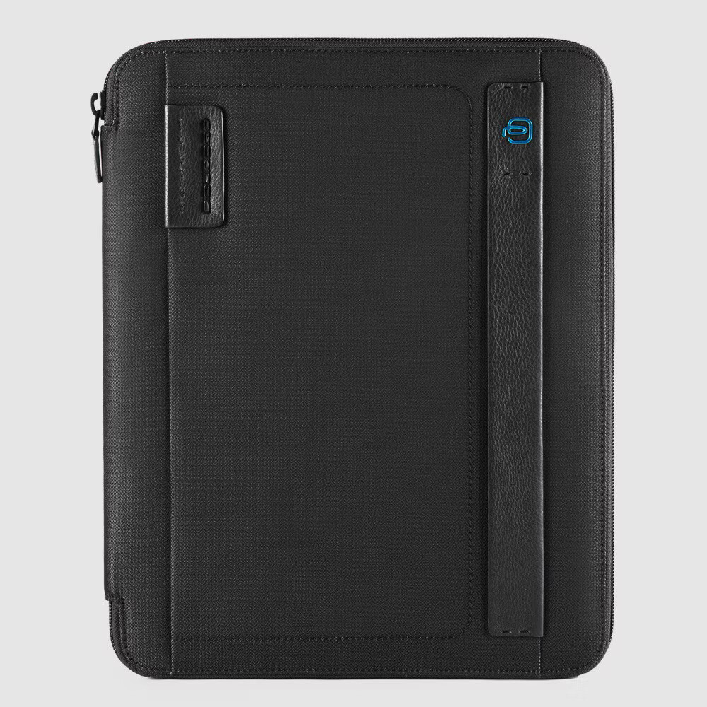Piquadro.
Portablocco sottile formato A4 con chiusura a zip Stationery.
Colore: Chevron Nero.