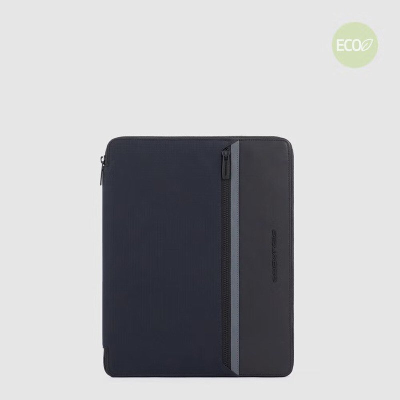 Piquadro.
Portablocco con scomparto porta iPad®mini Keith.
Colore: Nero.