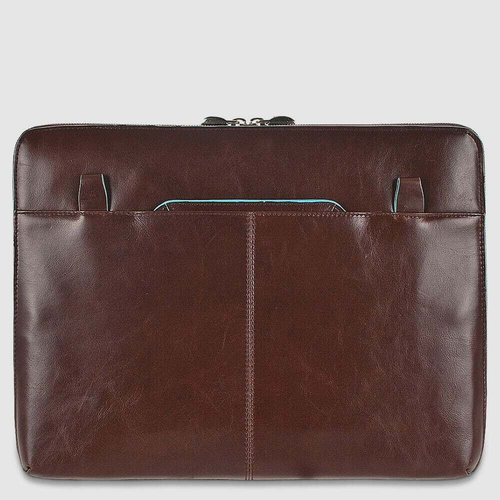Piquadro.
Portablocco con scomparto porta iPad®, porta carte Stationery.
Colore: Mogano.