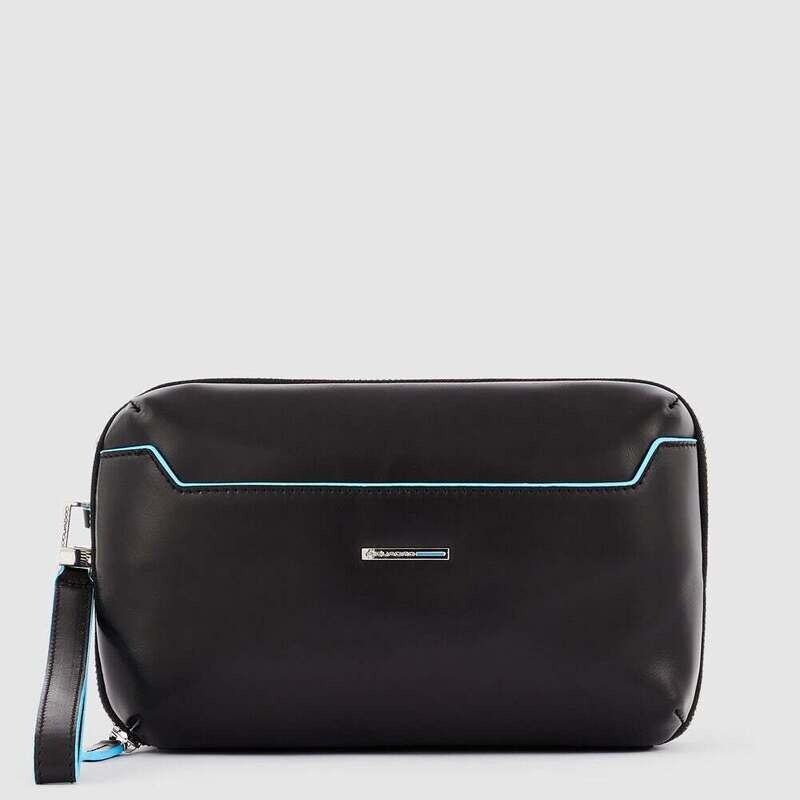 Piquadro.
Pochette a due scomparti.
Colore: Nero.
