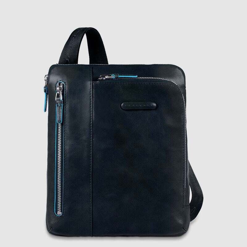 Piquadro.
Borsello porta iPad/iPad®Air, doppia tasca frontal Blue Square.
Colore: Blu Notte.