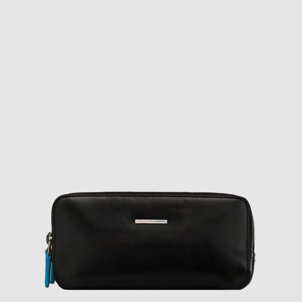 Piquadro.
Astuccio a tre scomparti con polsiera rimovibile Blue Square.
Colore: Nero.
