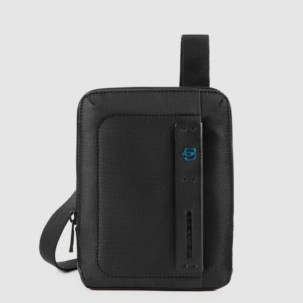 Piquadro.
Borsello organizzato con scomparto porta iPad®mini P16
Colore: chevron/nero.