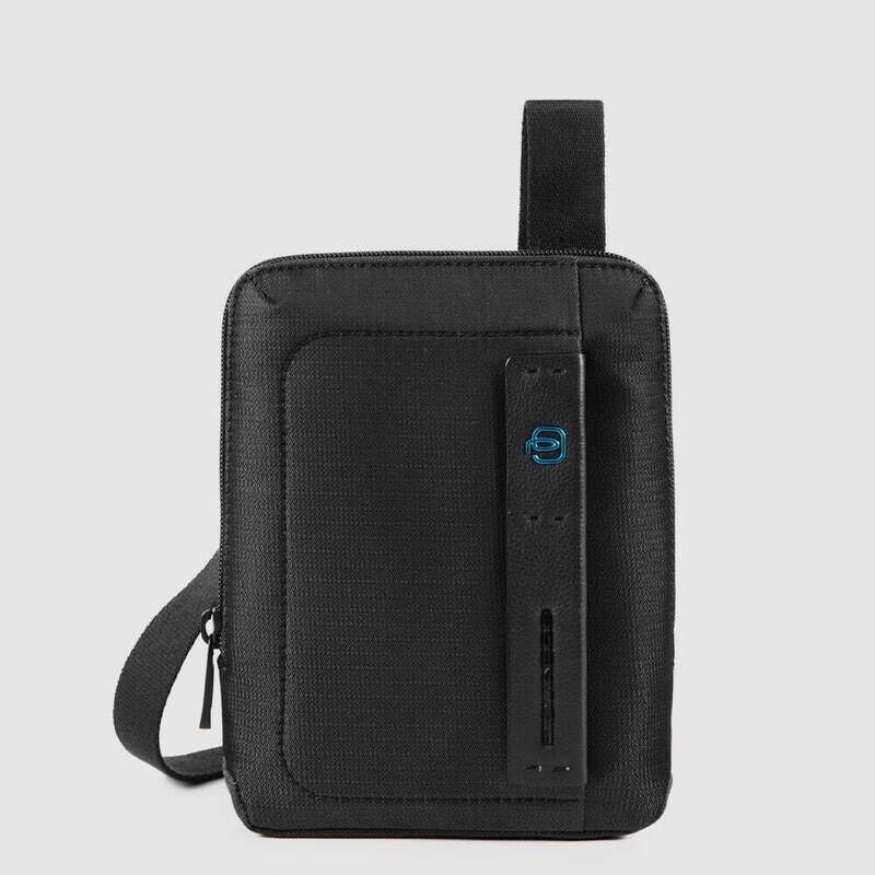Piquadro.
Borsello organizzato con scomparto porta iPad®mini P16
Colore: chevron/nero.