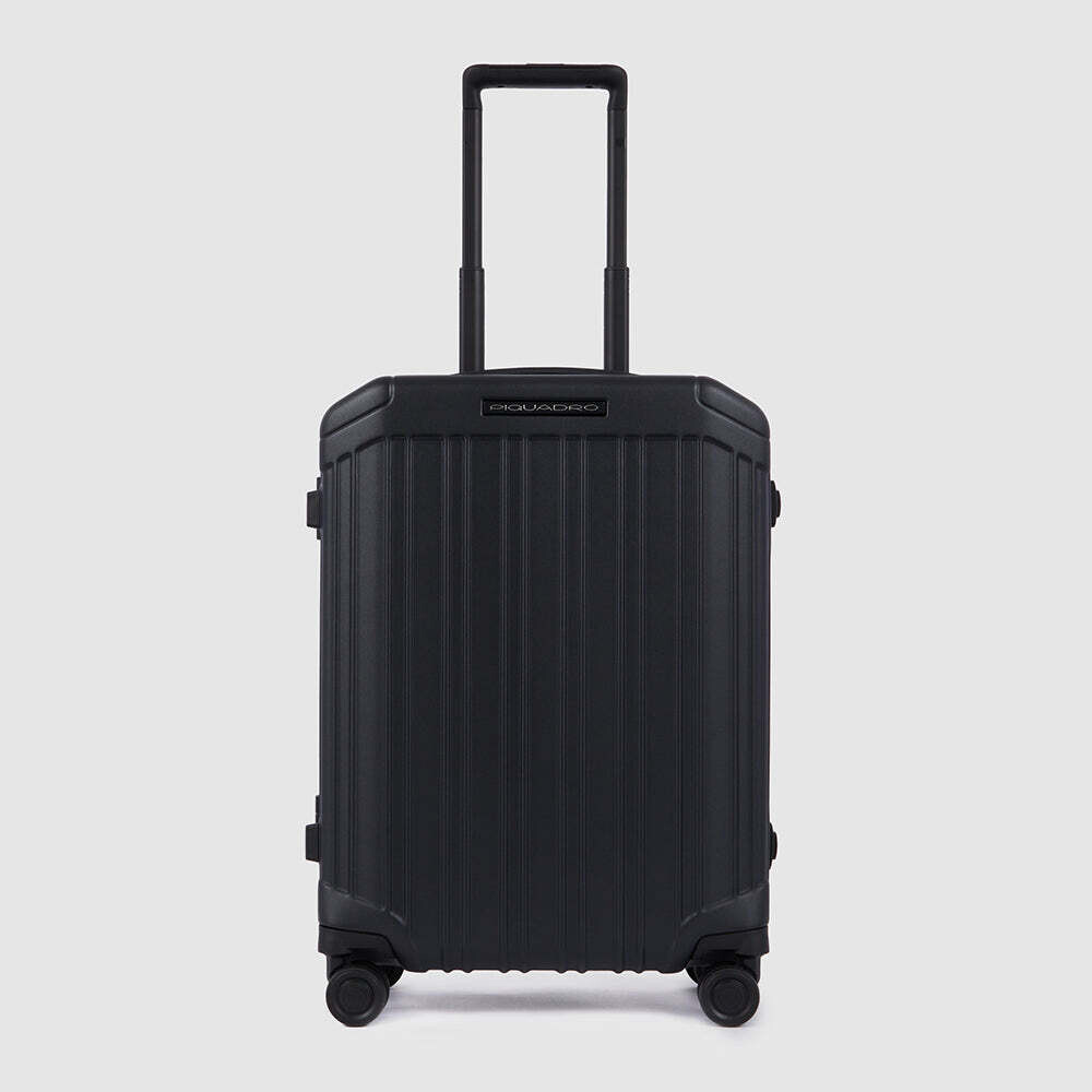 Piquadro.
Trolley cabina rigido ultra slim a quattro ruote.
Colore: Nero opaco.