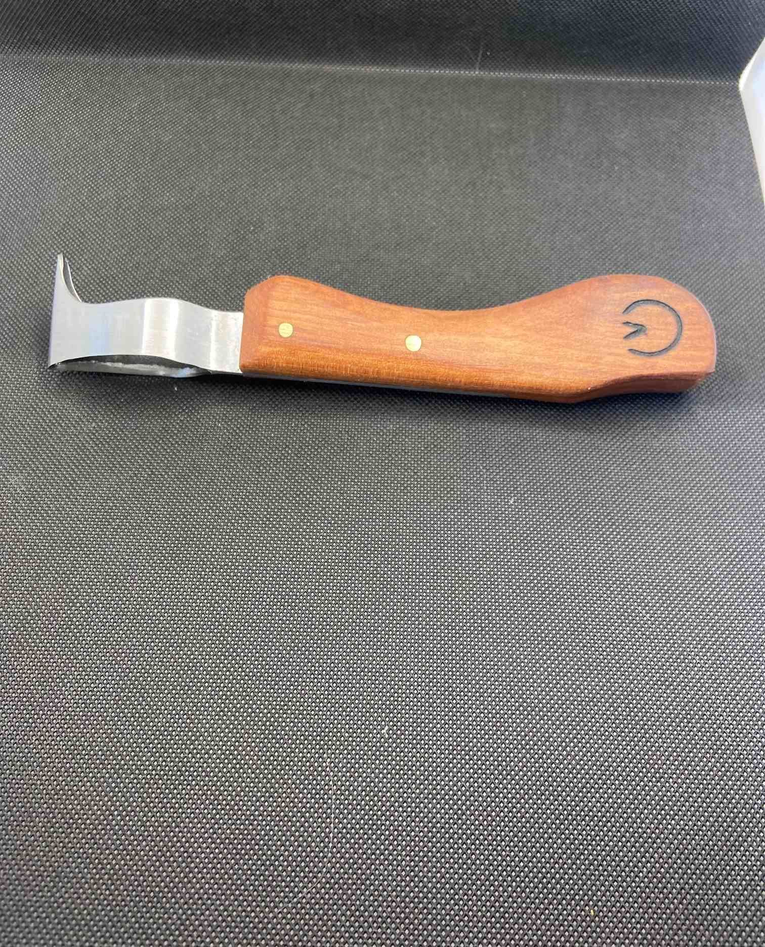 THE WILD KNIFE - A KNIFE AND HOOF PICK ALL IN ONE TRIM TOOL