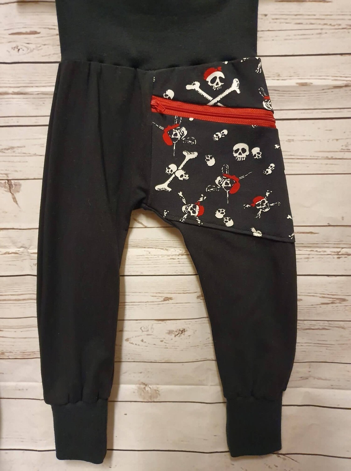 Tobehose mit Räubertasche Totenkopf Gr. 86