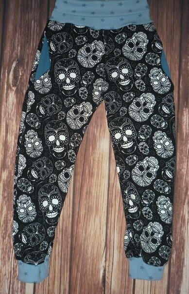 Tobehose mit Seitentaschen Totenkopf Gr. 104