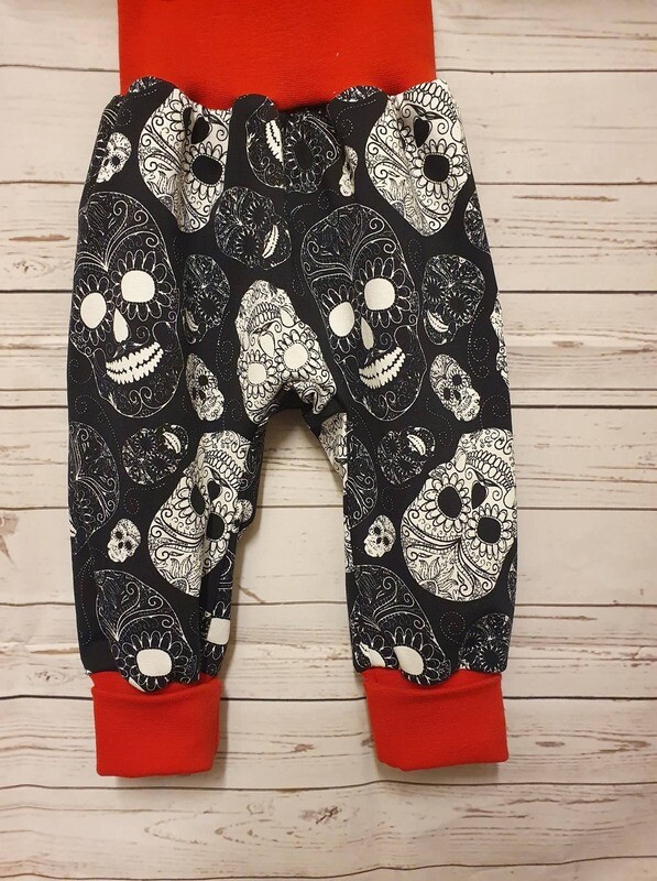 Mitwachshose/Pumphose Totenkopf rot Gr. 86/92