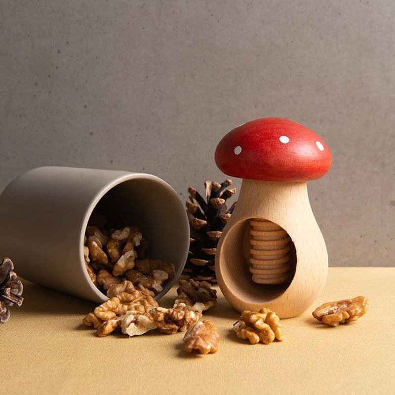 casse-noisette en bois en forme de champignon