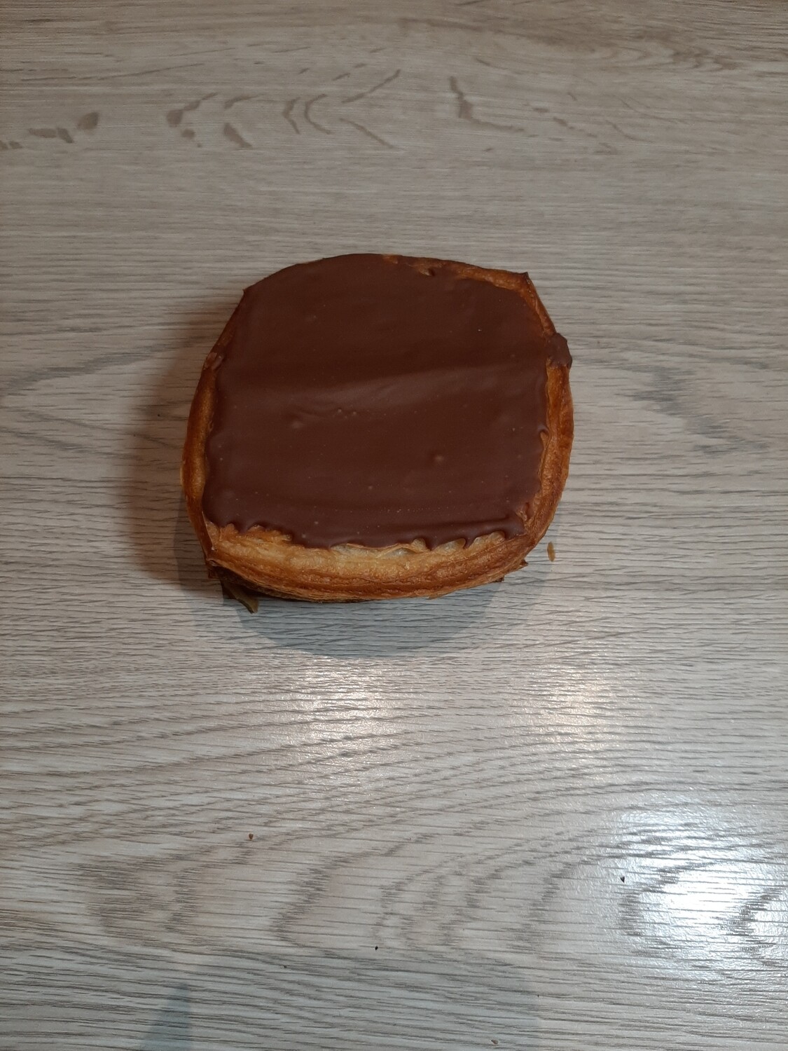 Vierkante crème koek met chocolade