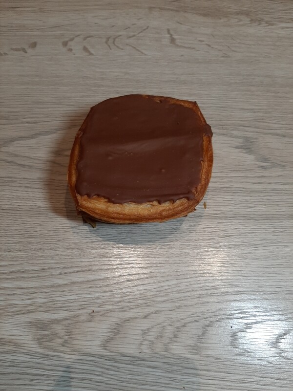 Vierkante crème koek met chocolade