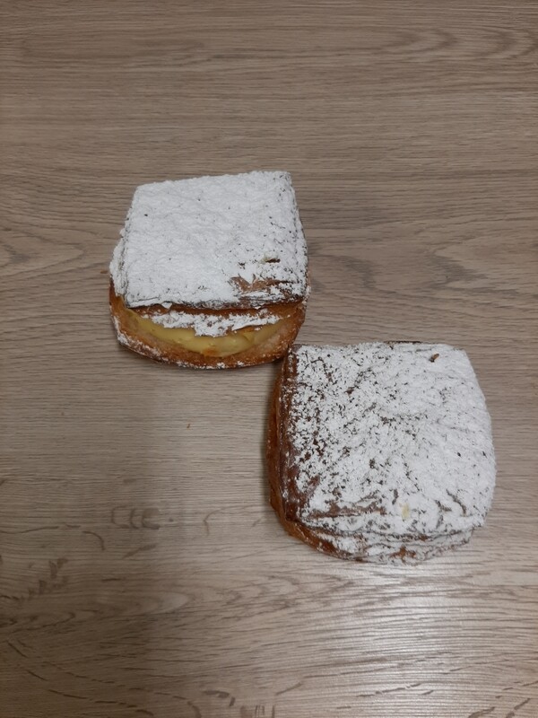 Vierkant crème koek met suiker