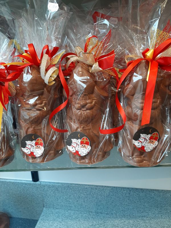 Sint melk chocolade 27 cm hoog 