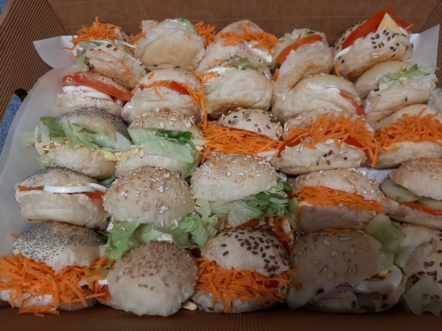 Mini Belegde broodjes met groetjes 5 stuks voor 1 persoon