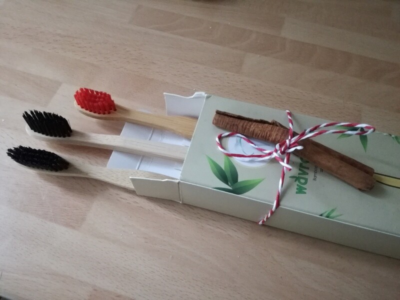 Family Bamboo 3 Toothbrushes pack! No plastic! - Confezione Famiglia con 3 spazzolini di Bamboo - Senza plastica!