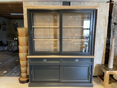 VITRINEKAST MET GLAZEN LEGGERS EN GEINTEGREERDE VERLICHTING 220 x 187 x 51  (HxWxD)