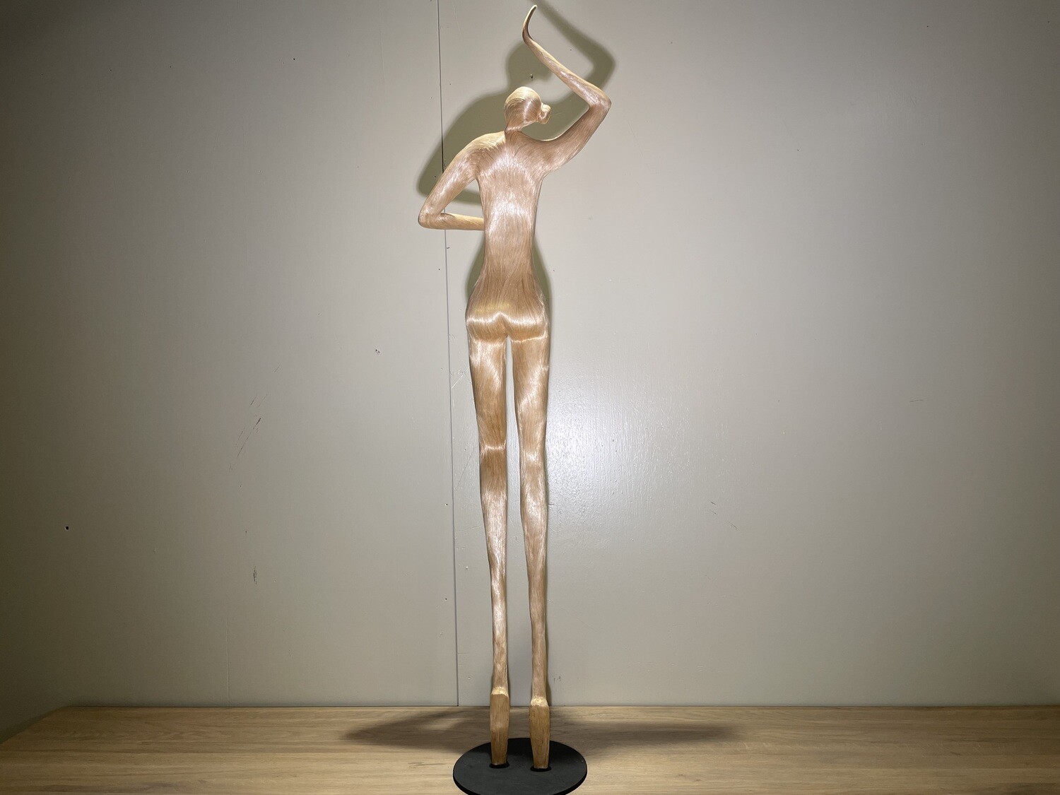 BEELD DANSENDE VROUW