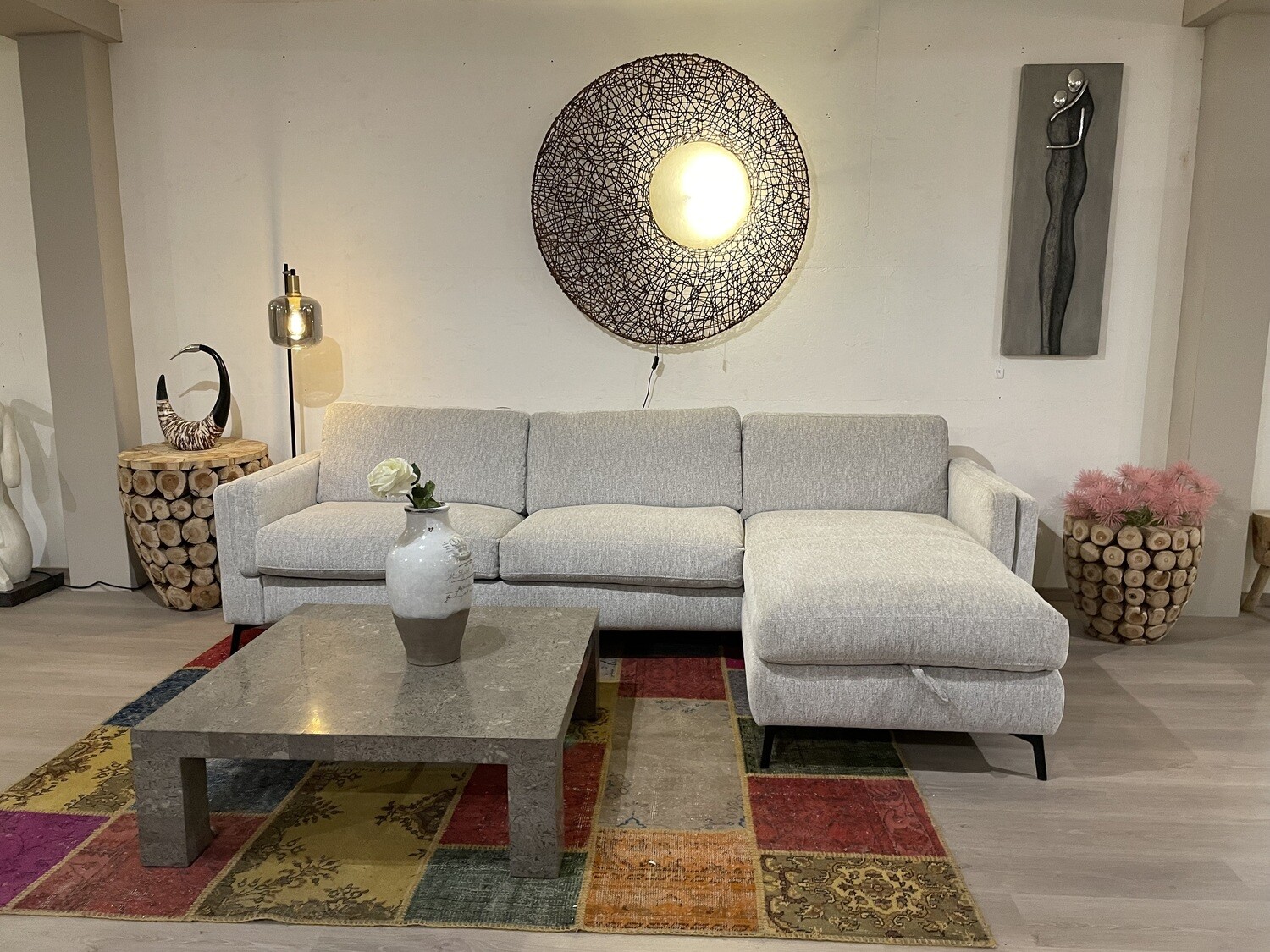 HOEKSALON MET GEINTEGREERD BED EN OPBERGPLAATS