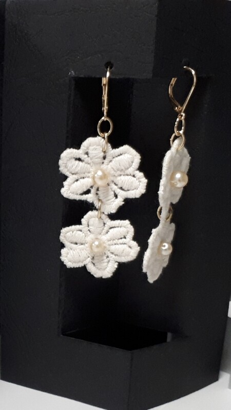 Oorbellen met 2 kanten bloemen met een parel in het hart