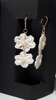 Oorbellen met 2 kanten bloemen met een parel in het hart