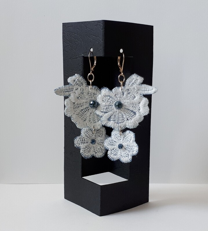 Oorbellen - 2 geborduurde Boho-stijl bloemen