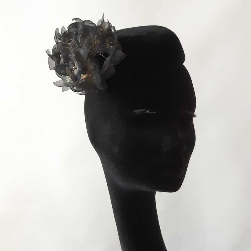 Fascinator in zwarte fluwelen haarvilt en hortensia