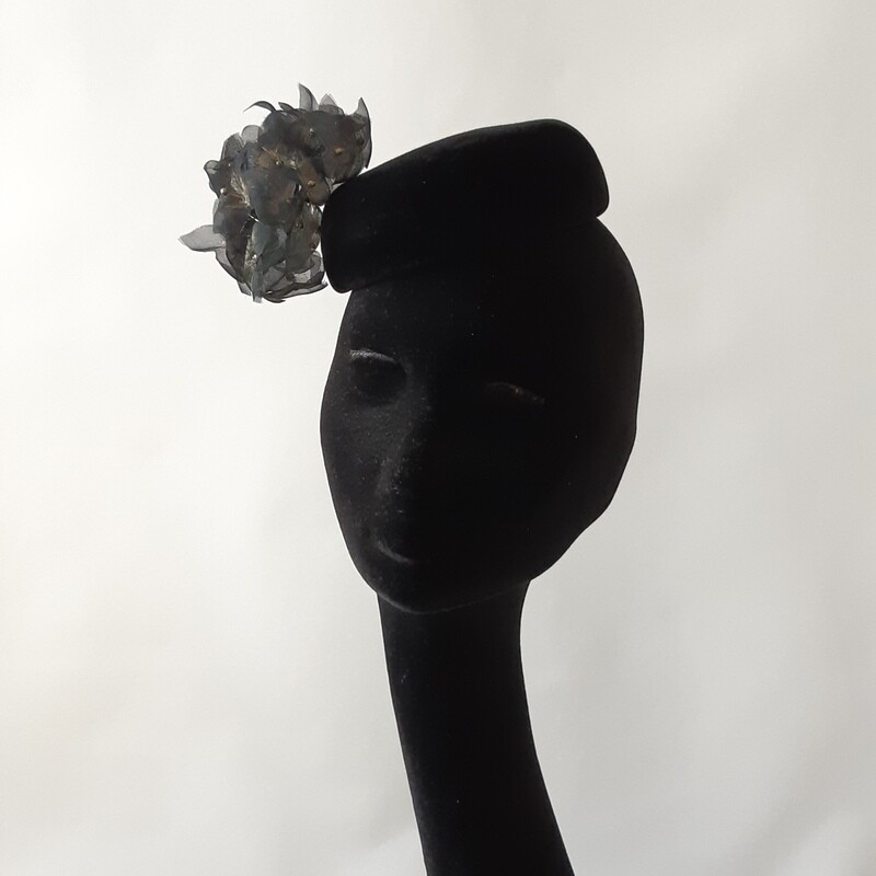 Zwarte fascinator in fluwelen haarvilt en handgemaakte hortensia
