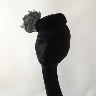 Zwarte fascinator in fluwelen haarvilt en handgemaakte hortensia
