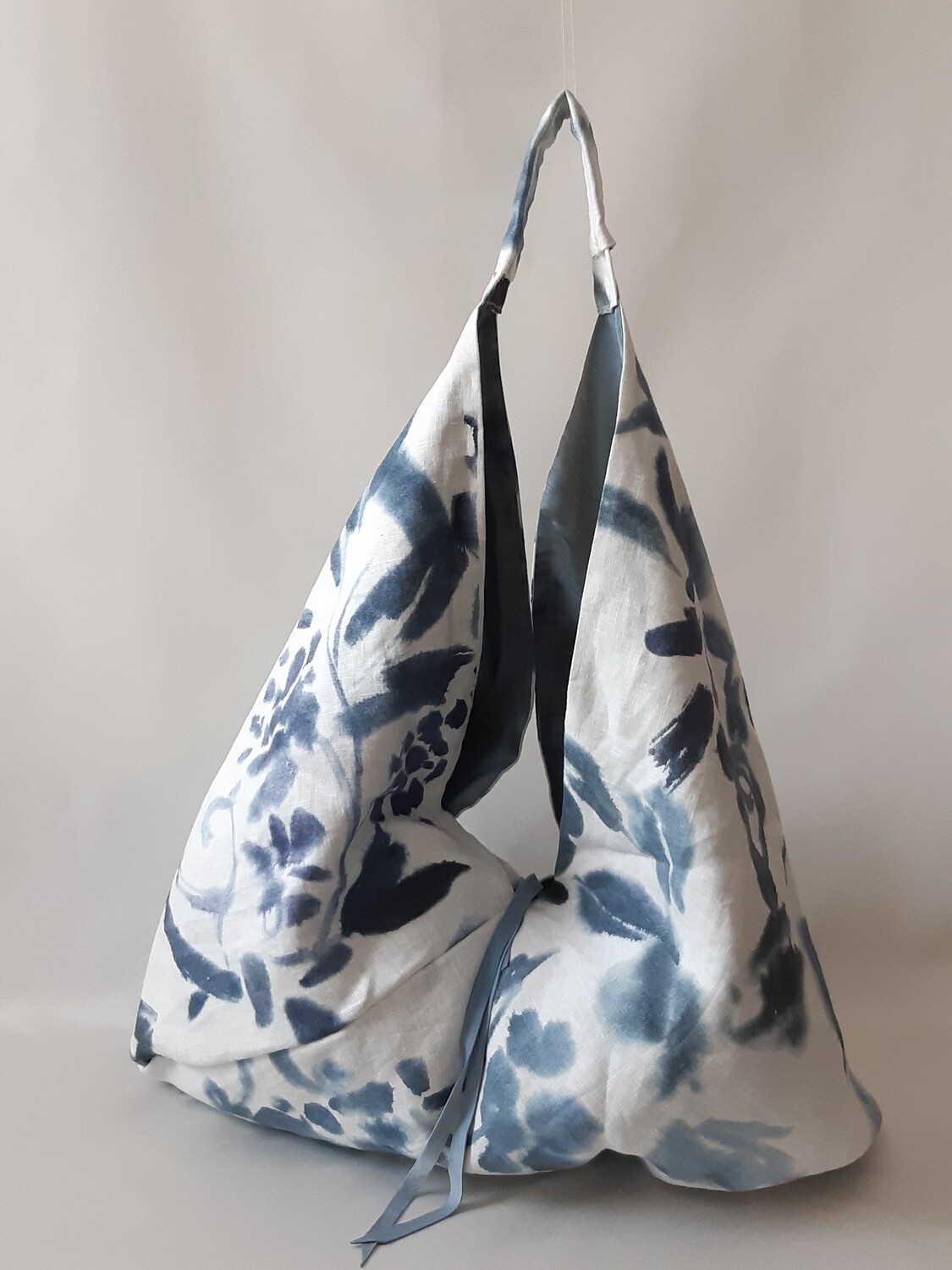 BOHO BIG BAG nr 14: prachtige linnen Boho zak in  stof van Designers Guild ​met blauwe en witte tekening, en grijsblauwe voering in wilde zijde