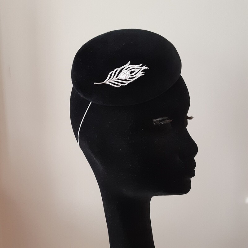 Fascinator in zwart fluweel - mini beret met broche