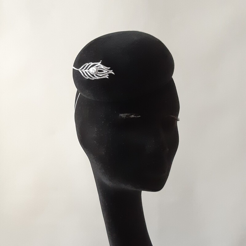 Fascinator in zwart fluweel met broche