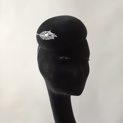 Fascinator in zwart fluweel met broche