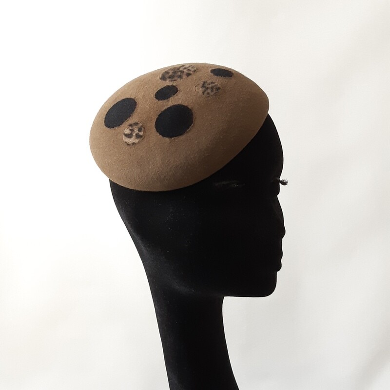 Fascinator - caramel kleurige beret in haarvilt
