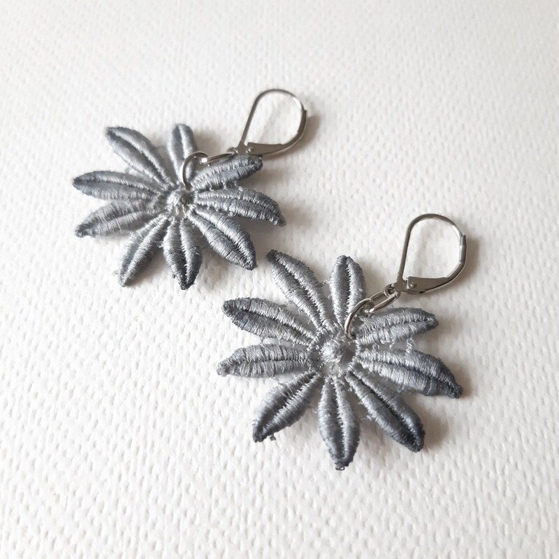 met zilver kleurige haakjes