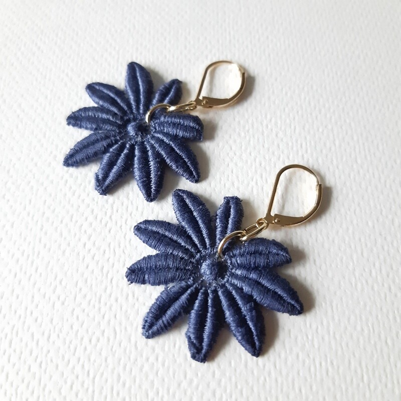 Oorbellen in blauw-paars Guipure kant met gesloten goudkleurige haakjes