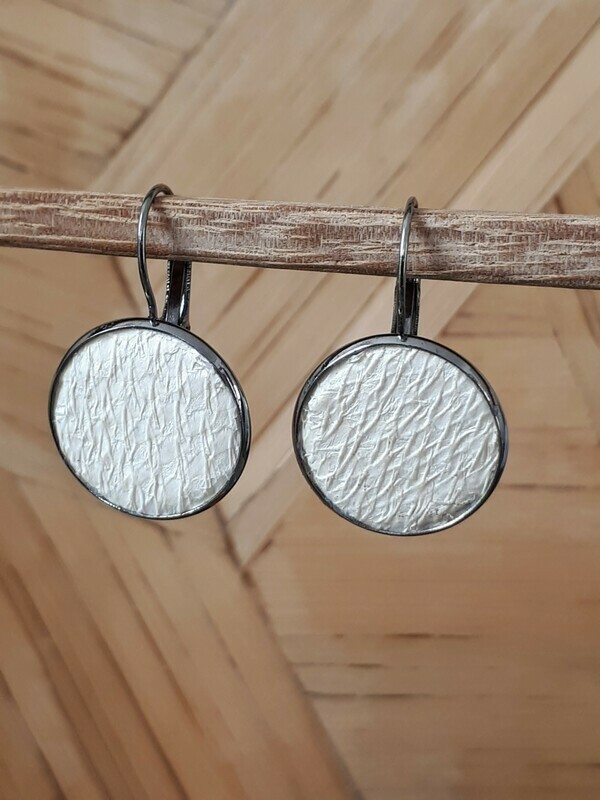 Oorbellen Oceanic off-white in ronde cabuchon