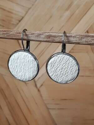 Oorbellen Oceanic off-white in ronde cabuchon