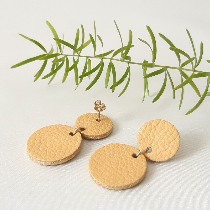 Oorbellen met gouden randje - L: 4cm - mosterd beige leder