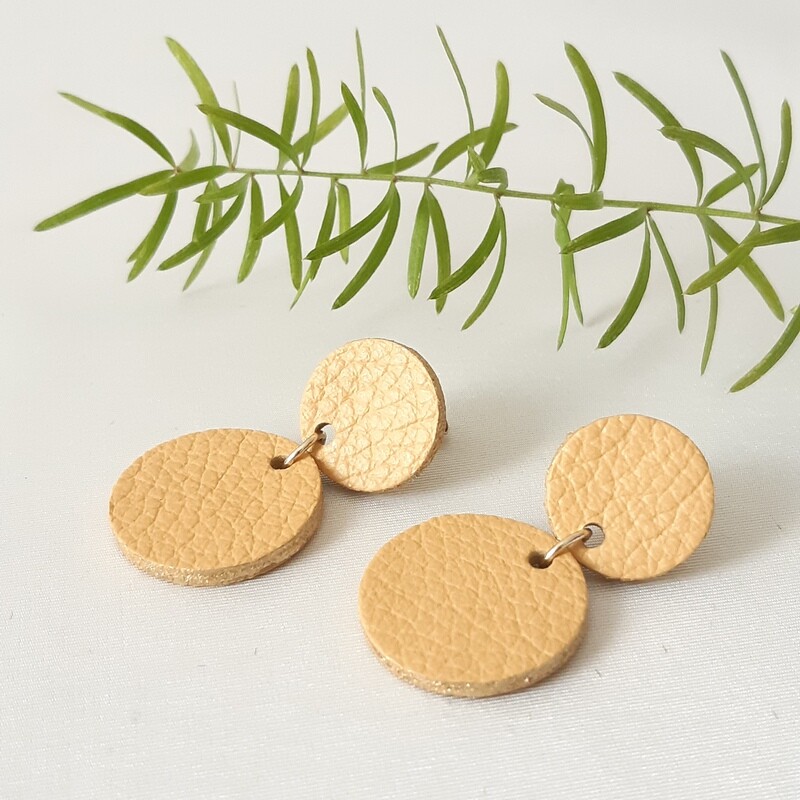 Oorbellen met gouden randje - mosterd beige leder - L: 4cm