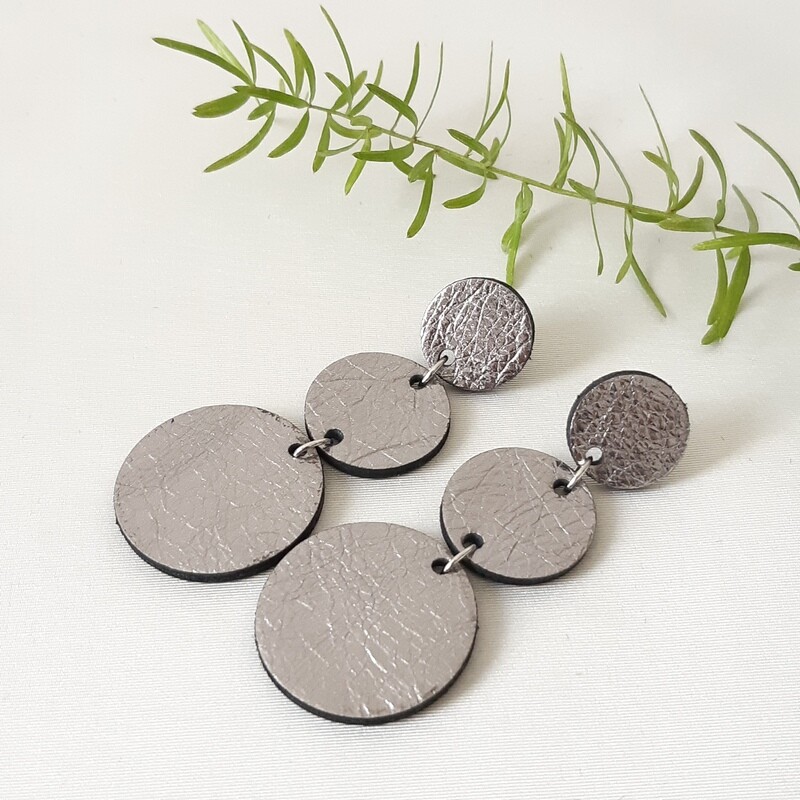 Oorbellen met een zwart randje - zilver leder - L: 7cm