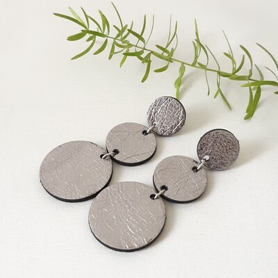 Oorbellen met een zwart randje - zilver leder - L: 7cm
